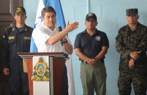 Juan Orlando viaja a La Ceiba para felicitar a Fusina